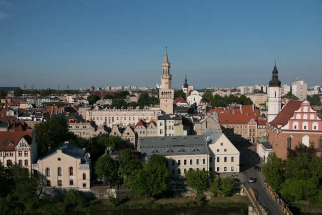 Głosowanie nad zaciągnięciem kredytu i pożyczki było formalnością, ponieważ klub prezydenta Opola ma w radzie niezagrożoną większość. Cały klub PiS zagłosował przeciwko, a radni KO wstrzymali się od głosu.