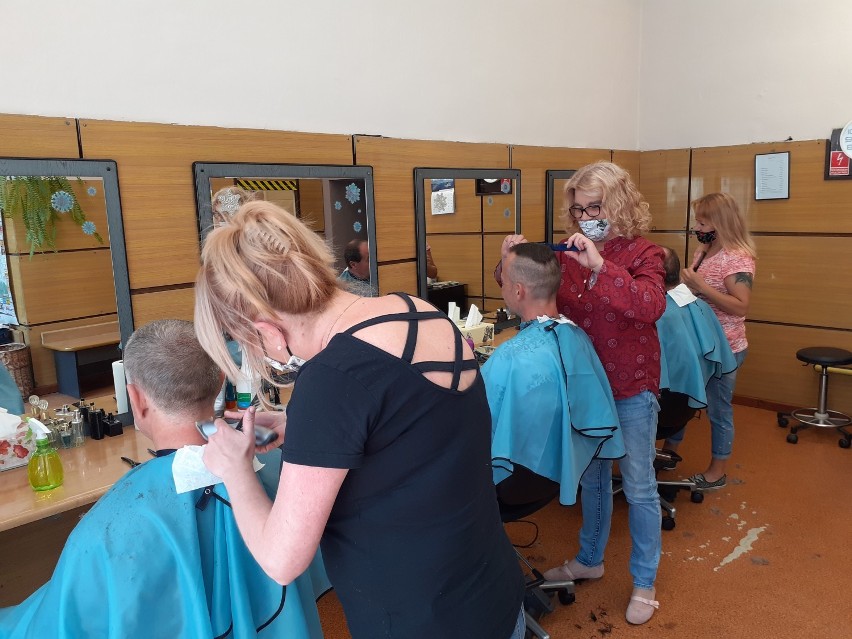 Fryzjerzy i fryzjerki mają pełne ręce roboty. Mnóstwo osób...