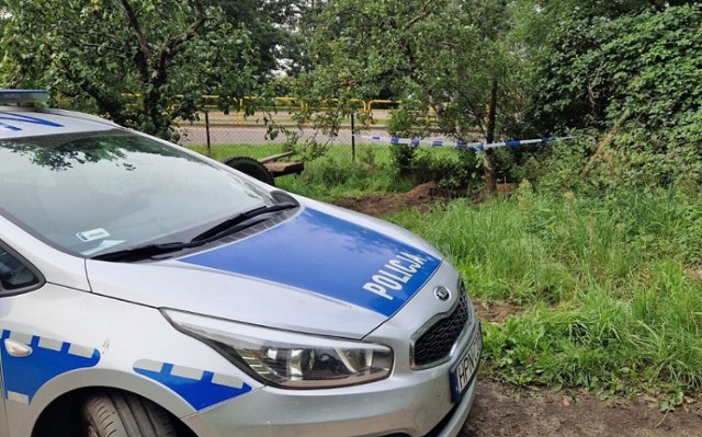 Podczas prowadzenia prac ziemnych przy ogrodzeniu na terenie swojej posesji w Redkowicach mieszkaniec natknął się na pocisk przeciwpancerny.