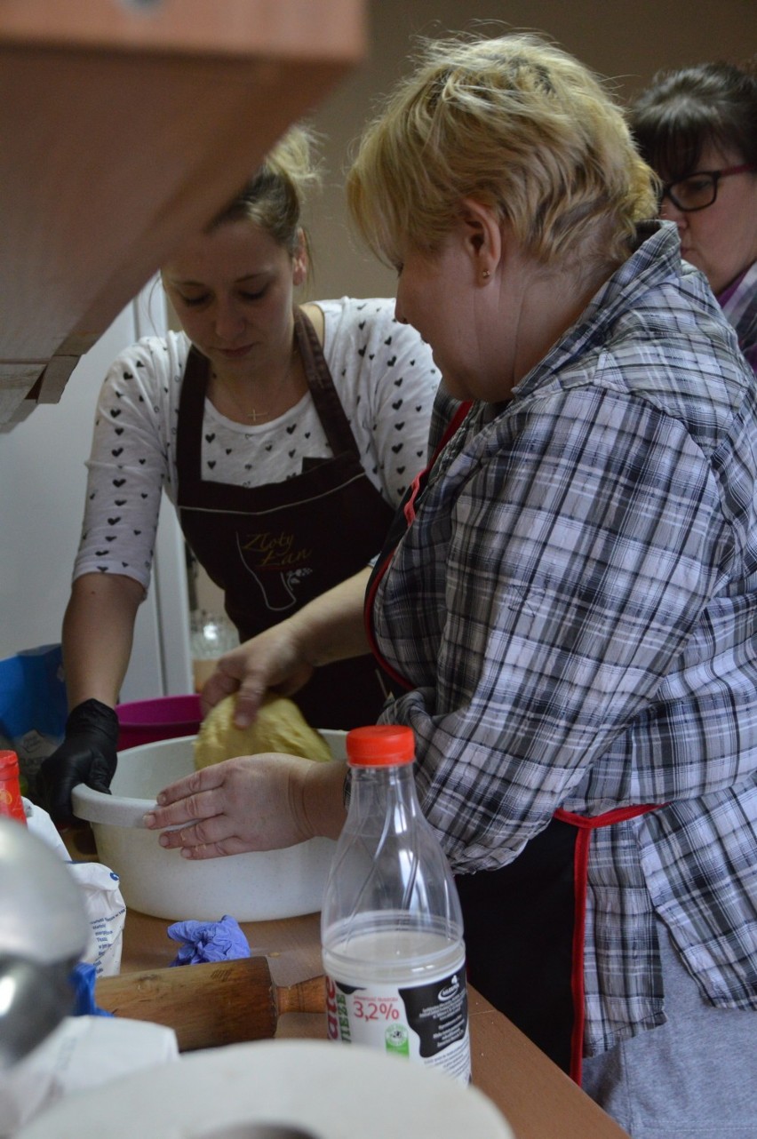 Sępolno Wielkie. Tłusty czwartek z paniami z Koła Gospodyń Wiejskich Żurawinki (FOTO)