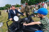 Minister Mariusz Błaszczak odsłonił mural i wziął udział w pikniku militarnym w Tomaszowie [ZDJĘCIA, FILM]