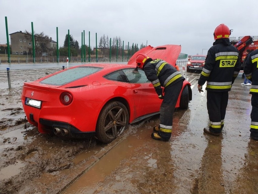 Kierowca rozbił ferrari na nowym odcinku autostrady A1 pod Częstochową [ZDJĘCIA]. Ukarano go mandatem.