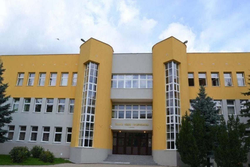 Powiat malborski - modernizacja stropodachu wraz z montażem paneli fotowoltaicznych w ZSP nr 4, 873 528 zł
