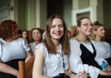 Zakończenie roku szkolnego klas maturalnych I LO w Piotrkowie (Chrobry). Uczniowie odebrali świadectwa ZDJĘCIA