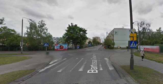 Na skrzyżowaniu ulic Gajowej z Głowackiego w Bydgoszczy zderzyły się trzy auta. Dwie osoby trafiły do szpitala.