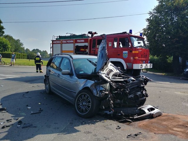 W Połomi osobowe bmw zderzyło się z ciężarówką