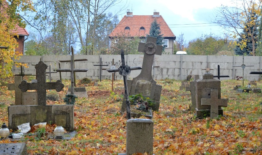 Malbork. Tak wygląda stary cmentarz przy ulicy Jagiellońskiej [ZDJĘCIA]. Warto pamiętać o tych, którzy tam spoczęli