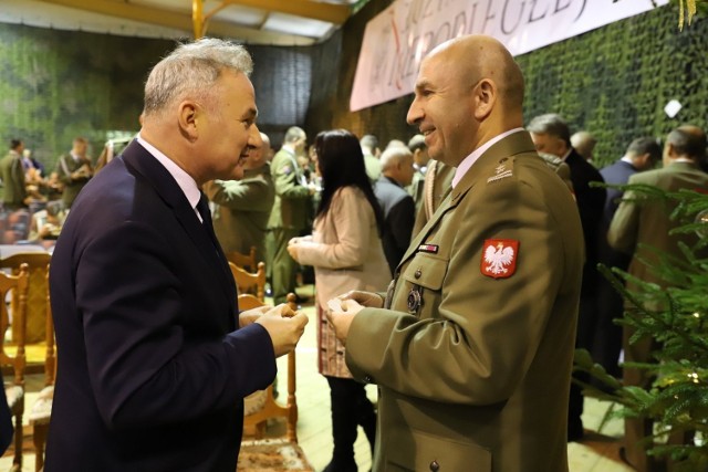 Opłatek brzeskich saperów. Zobacz zdjęcia W czwartek 12 grudnia na terenie jednostki wojskowej w Brzegu odbyło się spotkanie opłatkowe 1. Pułku Saperów w Brzegu. Spotkanie opłatkowe uświetnił występ Orkiestry Koncertowej Reprezentacyjnego Zespołu Artystycznego Wojska Polskiego. Nie zabrakło również innych występów artystycznych. Dowódca 1. psap w Brzegu złożył wszystkim zgromadzonym życzenia świąteczne, a następnie podzielił się z nimi opłatkiem.