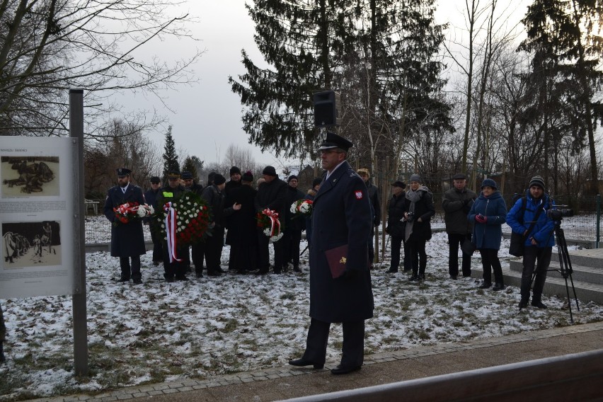 W Pruszczu Gdańskim upamiętnili Marsz Śmierci. Wystąpiła dr Halina Drozd, córka więźnia obozu w Stutthof [ZDJĘCIA]