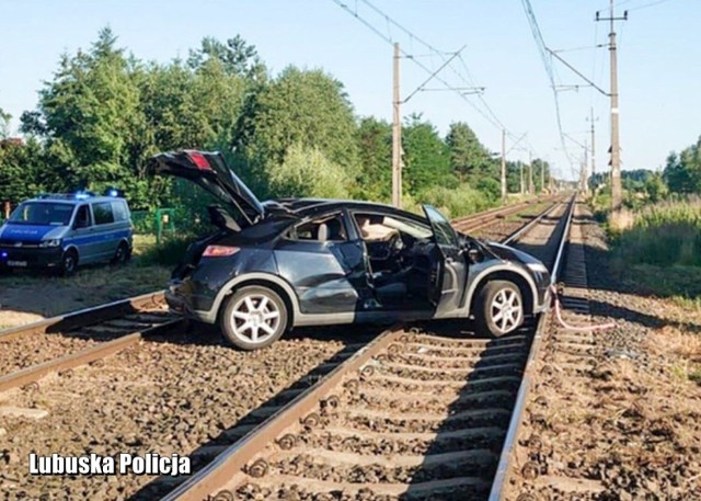 17-latek swoją nieodpowiedzialną jazdę zakończył na torach kolejowych.