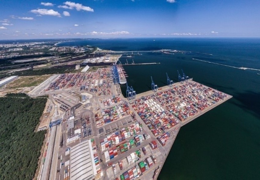 Port Gdańsk zainicjował kolejną akcję czyszczenia ulic dojazdowych do terminali. Zlecił również pracę związane z budową kolejnych punktów
