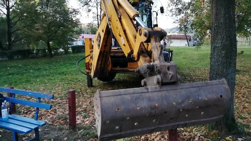 Koparka na placu zabaw między ulicami Forteczną i Senatorską...