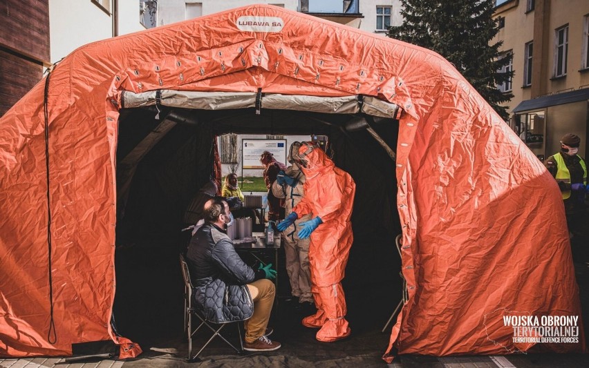 Wojska Obrony Terytorialnej pomagają przy testach na COVID-19. Szkolenie prowadzi ośrodek z Modlina