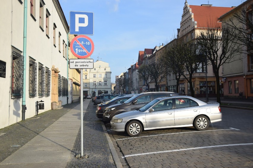 Samochody już jeżdżą po brzeskim rynku. Miasto zyskało aż 80 miejsc parkingowych [WIDEO]