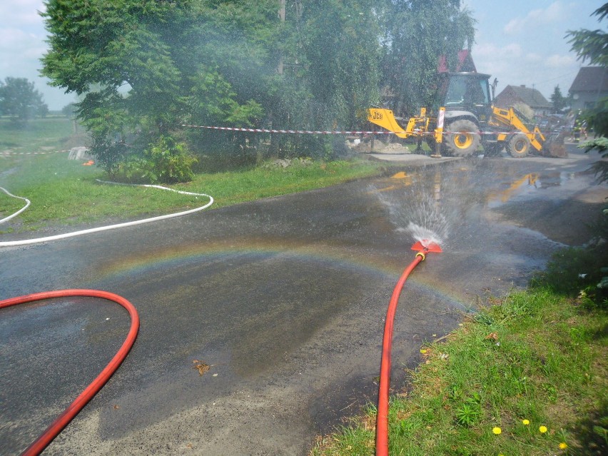 Straż Pożarna w Jarocinie zabezpieczała przerwany gazociąg