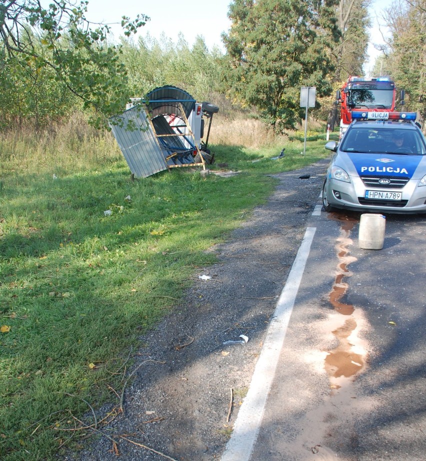 Wypadek w Bądkach. Samochód wjechał w przystanek autobusowy [ZDJĘCIA]