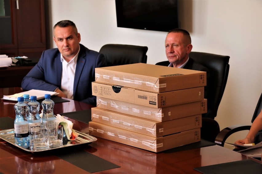 Laptopy, słuchawki, maseczki i rękawiczki za ponad 200 tys. zł trafiły do rodzin zastępczych w powiecie  