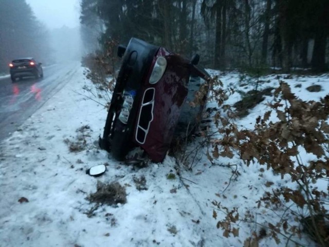 Dziś około godziny 6.30, kierujący samochodem marki Daewoo, nie dostosował prędkości do warunków panujących na drodze, wpadł w poślizg i dachował.

WIĘCEJ: Wypadek na trasie Buntowo - Krajenka