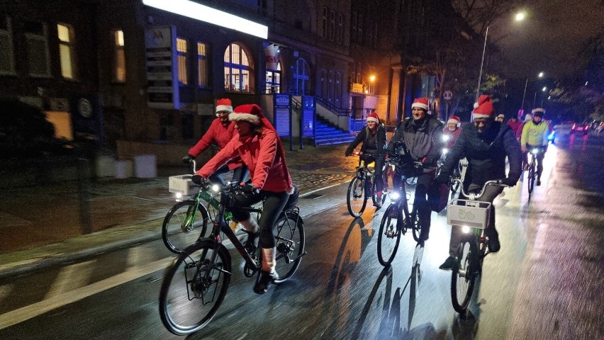 Mikołajowy przejazd cyklistów przez Szczecin. Pokonali około...