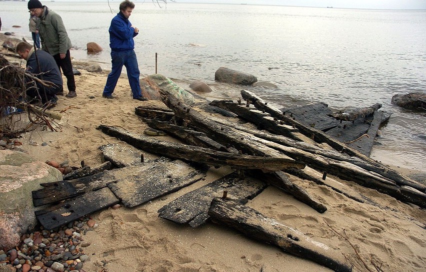 Morze wyrzuciło na brzeg fragmenty starego żaglowca