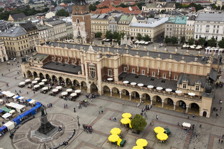 Sklepienie Sukiennic pękło. Czy to groźne dla tego obiektu?