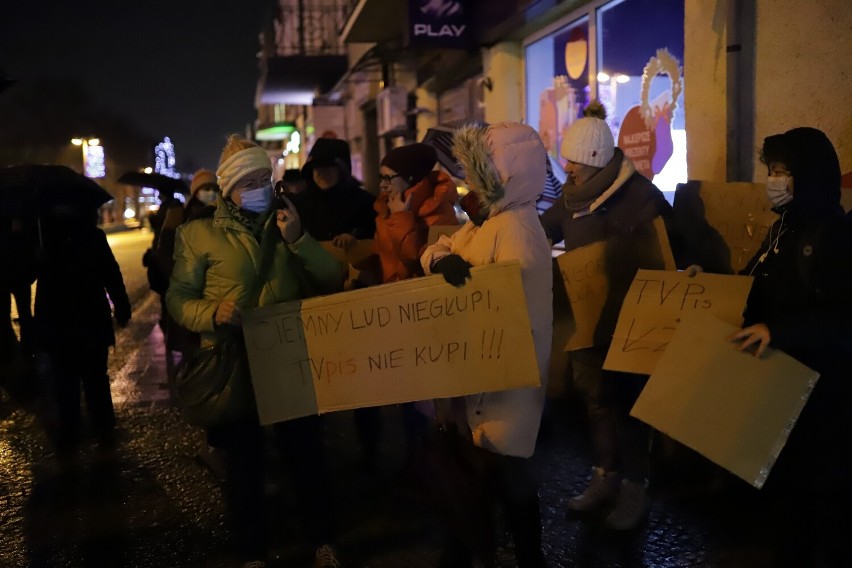 Mieszkańcy Jasła i regionu wyszli na ulicę w obronie wolnych mediów [ZDJĘCIA]