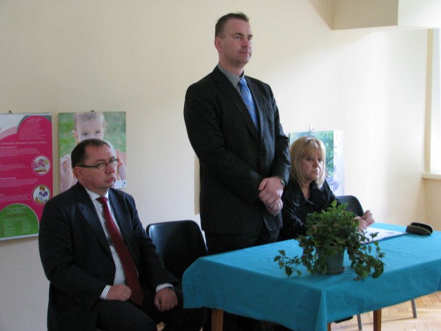 Łukasz Garus (stoi) ze starostą Lucyną Ekkert i jej zastępcą Andrzejem Pilotem podczas jednego ze spotkań z pracownikami szpitala powiatowego