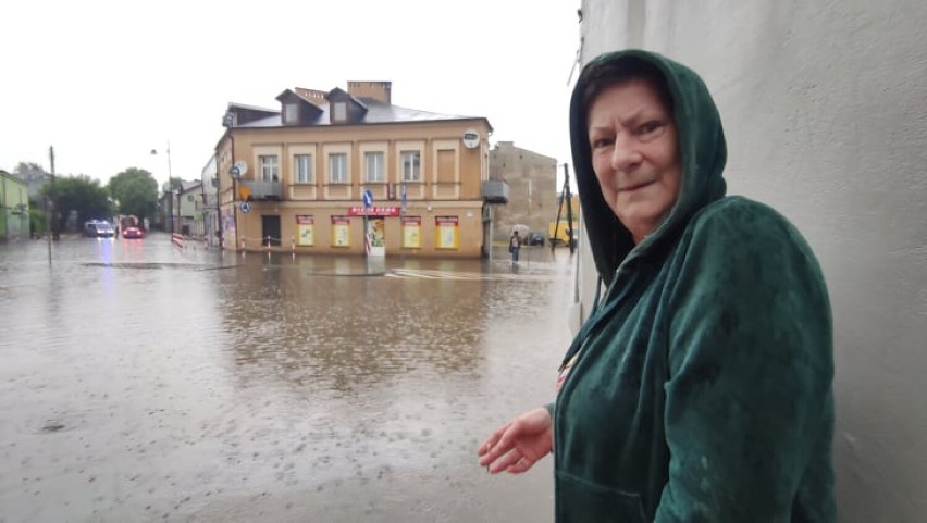 Burza nad Piotrkowem 24.06.2021. Ulewny deszcz zalał budynki...