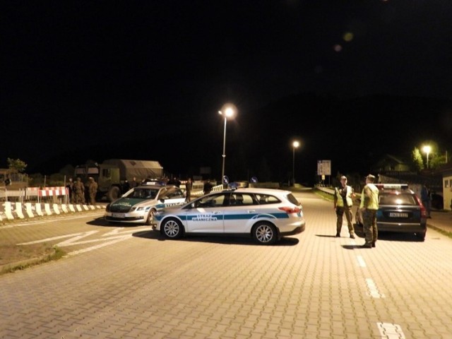 Od czwartku 5 października na przejściu granicznym ze Słowacją w Leluchowie (gmina Muszyna) powrócił ruch samochodowy. Mogą z niego korzystać obywatele państw Unii Europejskiej i Europejskiego Stowarzyszenia Wolnego Handlu oraz ich małżonkowie i dzieci