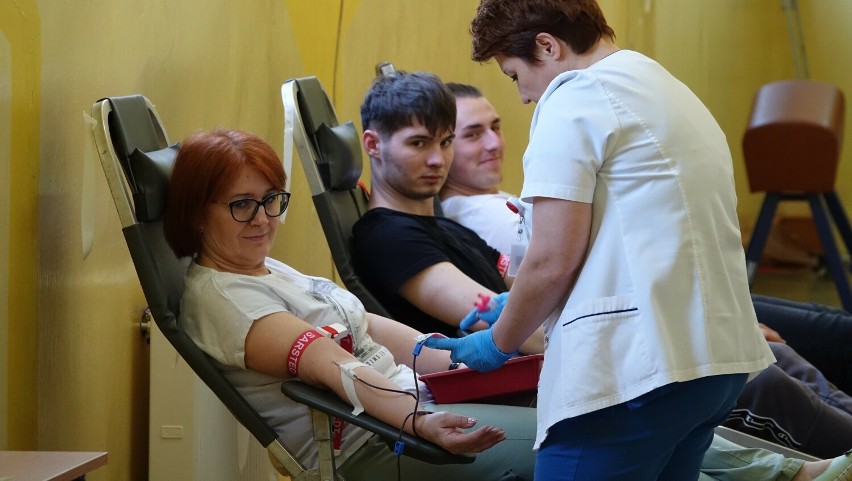 Młoda Krew Ratuje Życie. Akcja krwiodawstwa w ZSDiOŚ w Radomsku. ZDJĘCIA