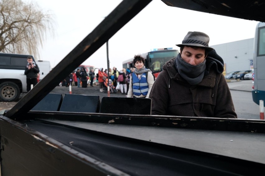 Davide Martello wśród uchodźców na granicy w Medyce. Gra na fortepianie na rzecz pokoju w strefach konfliktów [ZDJĘCIA, WIDEO]