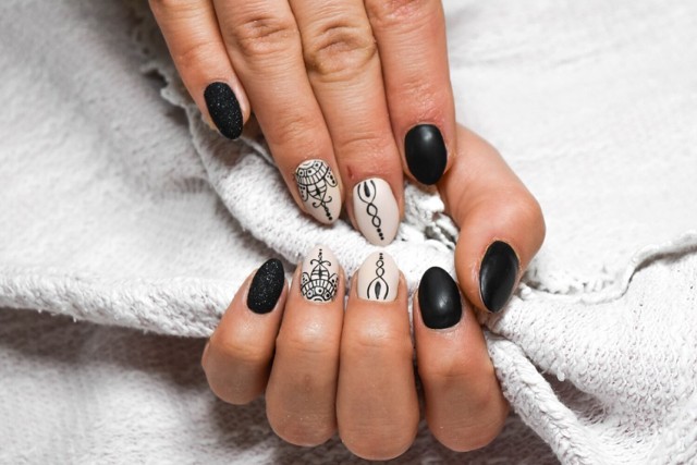 Propozycje manicure na jesień wykonanego przez stylistki paznokci z Sępólna Krajeńskiego i Więcborka zobaczysz w galerii