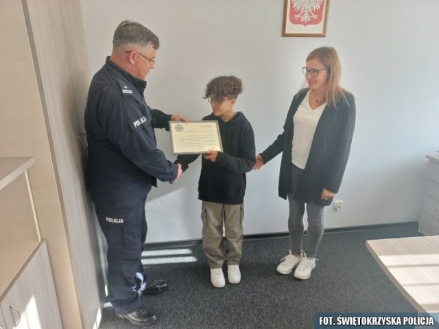 Komendant Powiatowy Policji w Pińczowie podinsp. Tomasz Janik podczas wspólnego spotkania z chłopcem i jego mamą.