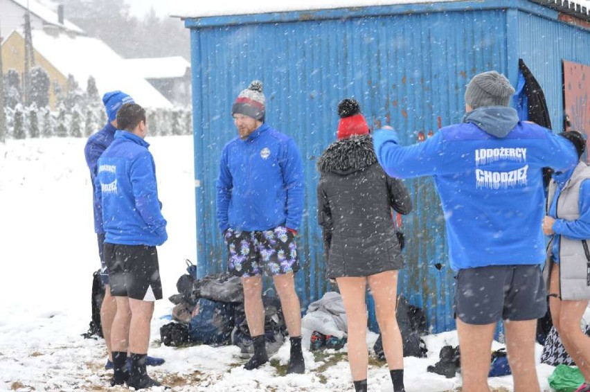 Zimna kąpiel morsów Lodożerców Chodzież w śnieżnej scenerii 