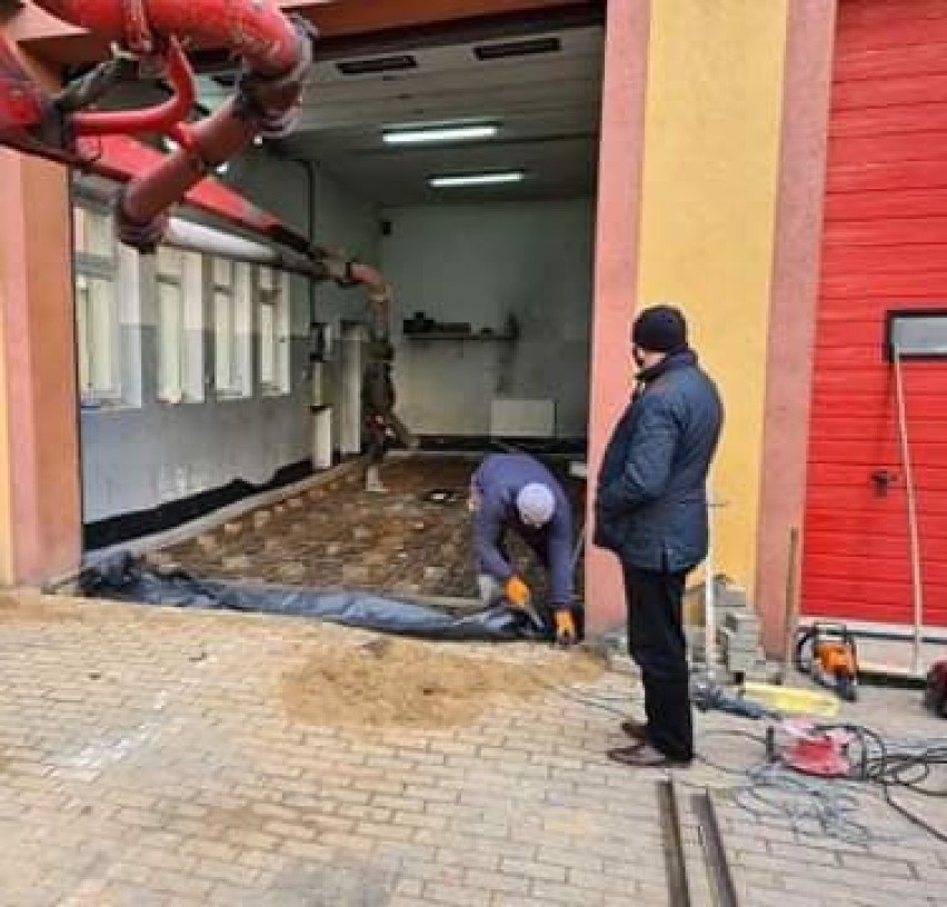 Gaszą pożary i pracują społecznie. Strażacy z OSP Cedry Wielkie wyremontowali podłogę w remizie. Marzą im się odnowione ściany |ZDJĘCIA