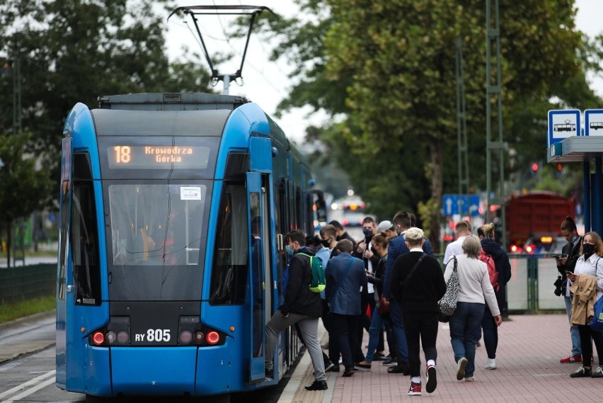 Krakowianie będą mogli za darmo podróżować tramwajami i autobusami. Kiedy?