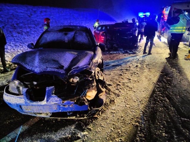 Wypadek w Okoninie w powiecie grudziądzkim. Czołowo zderzyły się dwa samochody osobowe