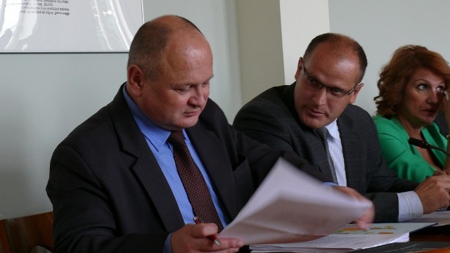Czy starosta Szczepan Chrzęst (z lewej) będzie odpowiadać za to,  że urząd ujawnił dane osobowe?