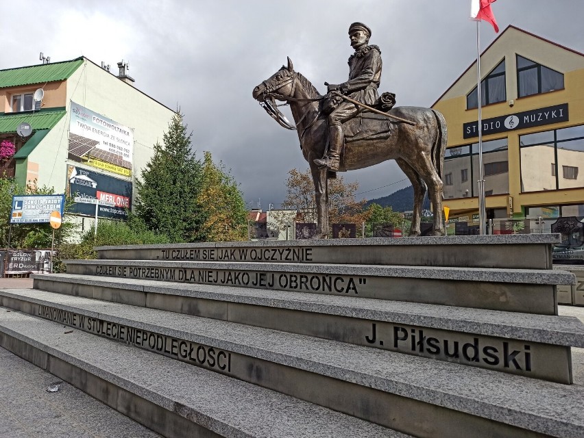 Limanowa. Pomnik Piłsudskiego z... błędem. "Nie ma znaczenia" vs. "Trzeba to poprawić". Zdjęcia mówią same za siebie 