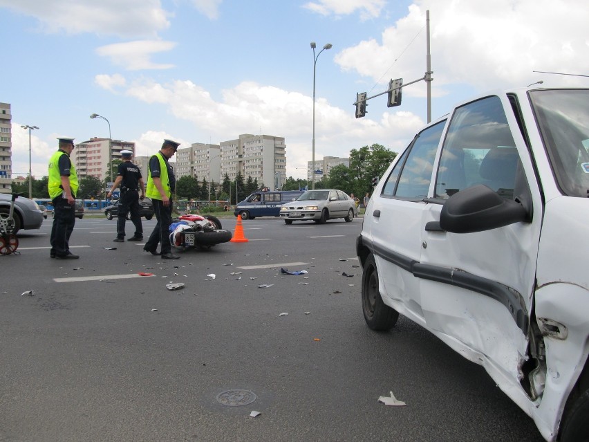 Wrocław: Motocyklista zderzył się z samochodem osobowym (ZDJĘCIA)