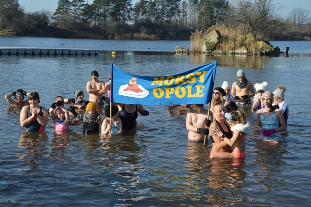Morsowanie dzieci i młodzieży na kamionce Bolko w Opolu. Do wody weszli również dorośli.