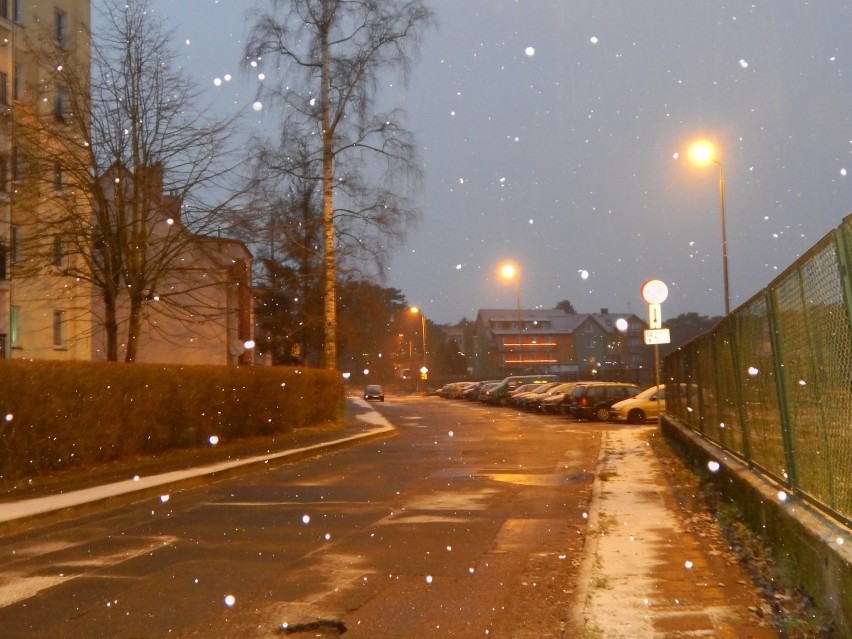 Opady śniegu w Ustce. Uwaga na trudne warunki drogowe [ZDJĘCIA]