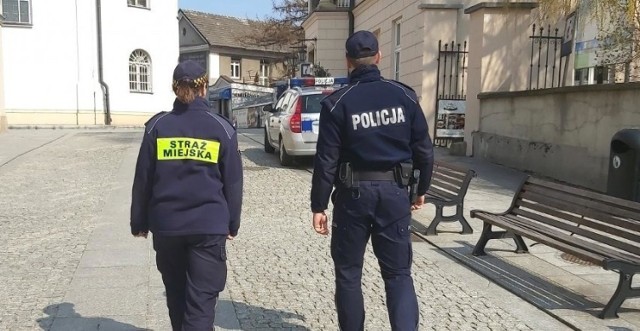 Policja i straż miejska patrolują teren w pobliżu wadowickiego rynku