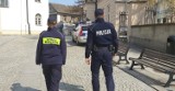 Wadowice. Obława policji w sklepach i na stacjach benzynowych. Posypały się mandaty za brak maseczek