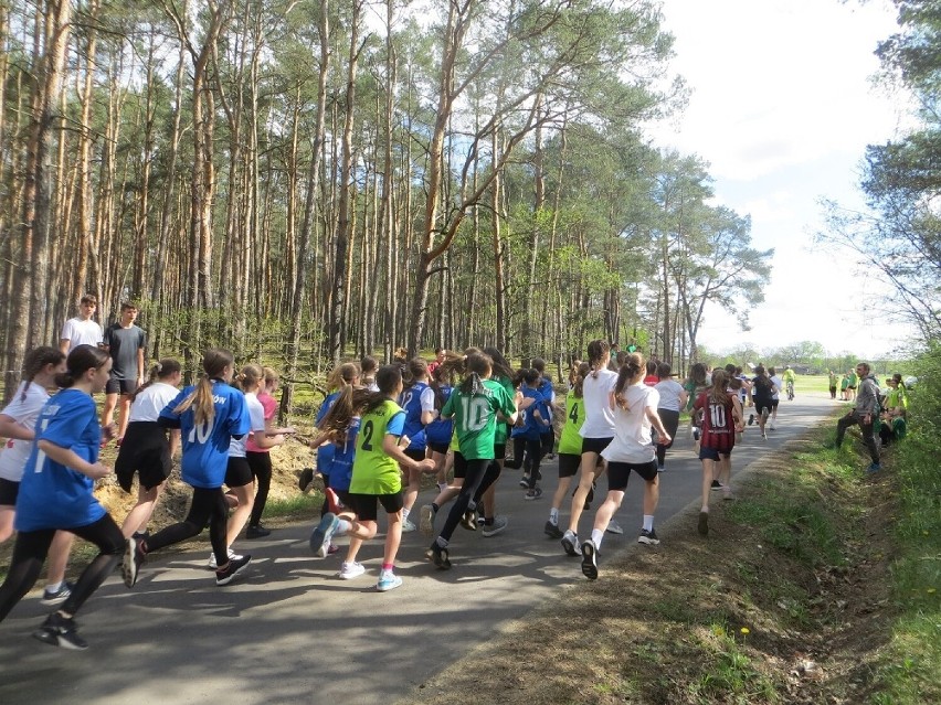 300 biegaczy wzięło udział w Powiatowych Biegach...