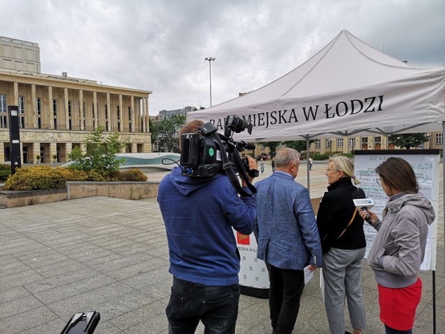 Radni czekają na placu Dąbrowskiego na sugestie, jak przebudować ten plac.