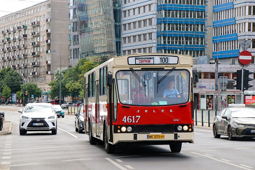 Przejazd zabytkowymi autobusami marek Jelcz i Ikarus to...