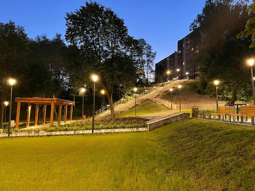 Fontanna przed Parkiem Kultury w Starachowicach już zachwyca. Niezwykły efekt nocnych iluminacji. Zobacz zdjęcia