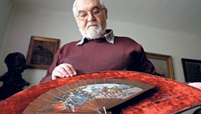 Dominik Dubiel z Muzeum Zofii Kossak prezentuje jeden z odzyskanych wachlarzy