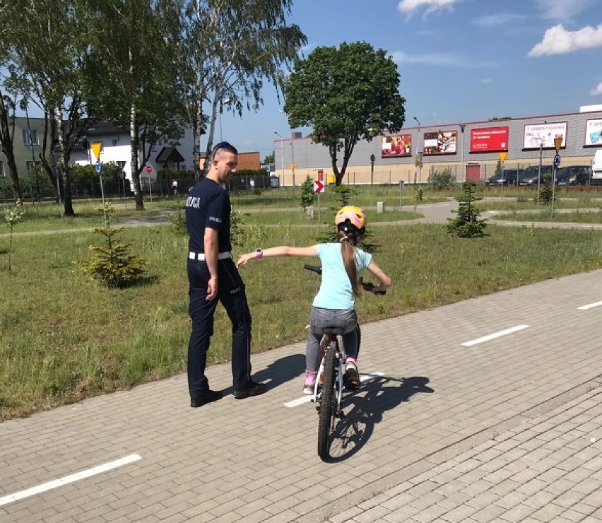 Dzieci zdawały na kartę rowerową. Policjanci przy okazji ich pouczyli [ZDJĘCIA]